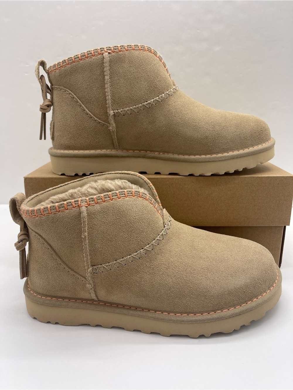 UGG W CLASSIC ULTRA MINI ELARIA
MDSD - Mustard Seed
 Ankle Booties Shearling